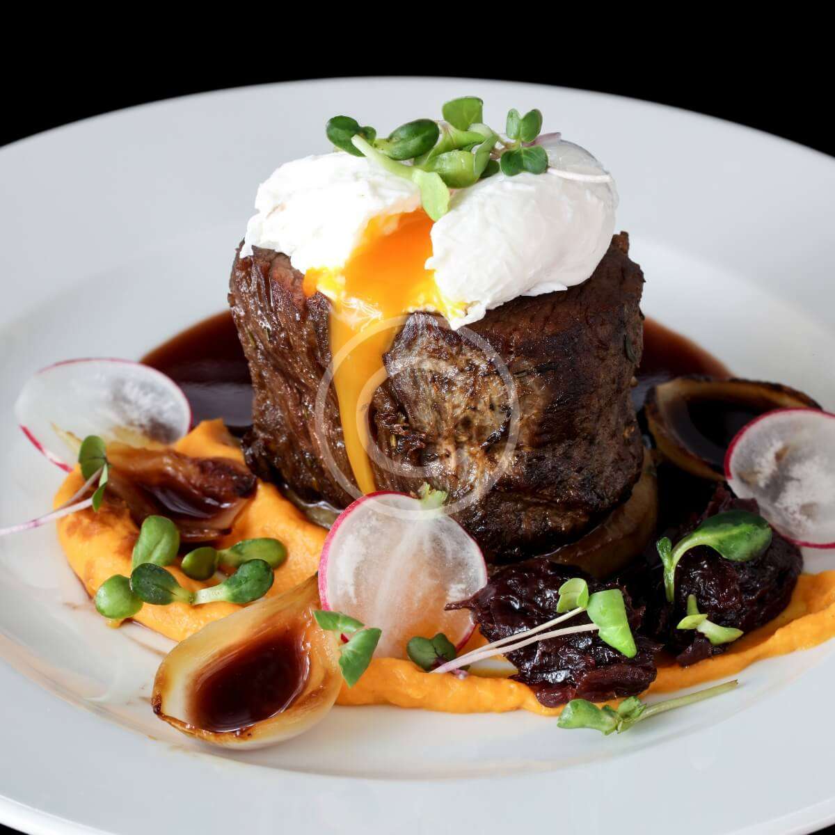 Filet mignon with poached egg